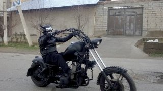 Тошкентда Бэтмен қиёфасидаги мотоциклчи пайдо бўлди фото