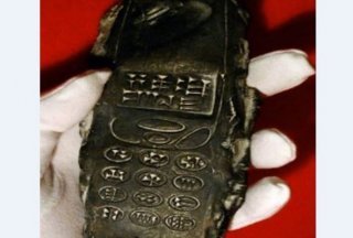 Археологлар Австрияда мобиль телефонга ўхшаш қадимий буюмни топишди фото