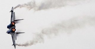 Москва яқинида «Русские витязи» гуруҳи таркибидаги Су-27 самолёти қулаб тушди фото