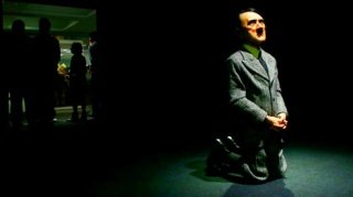 Гитлернинг тиз чўккан ҳолидаги мумдан ясалган ҳайкали 17,2 млн долларга сотилди фото