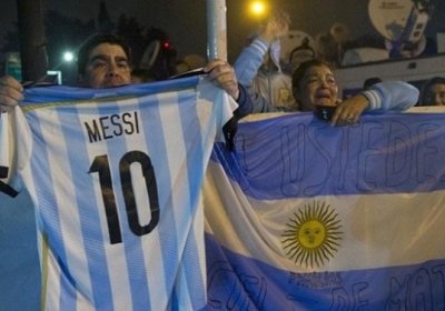 Аргентина мухлислари кучли ёмғир остида Мессидан термага қайтишни сўрадилар фото
