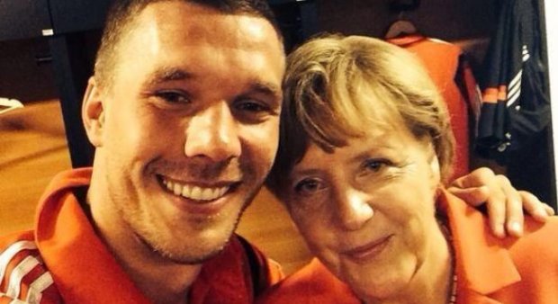 Lukash Podolski Angela Merkel bilan selfisini kimoshdi savdosiga qo‘ydi
