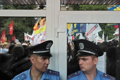 Украинада 25 минг нафар милиционерлар ва прокурорлар ишдан бўшатилади