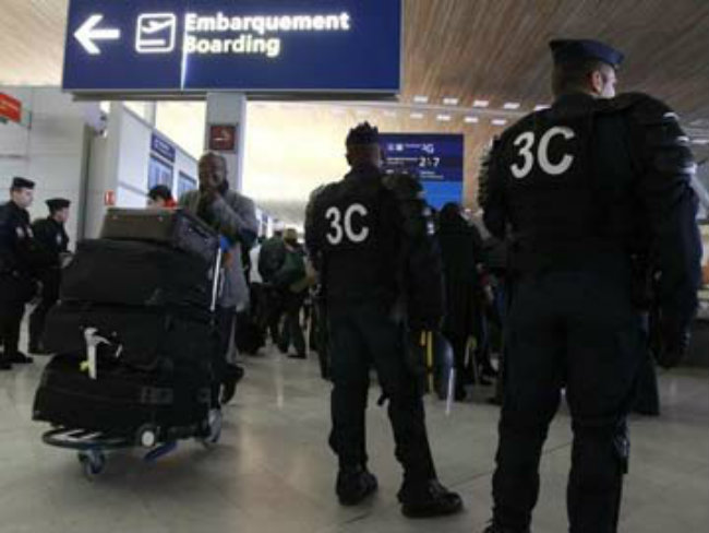 Сурияга отланган 6 французнинг паспортлари олиб қўйилди