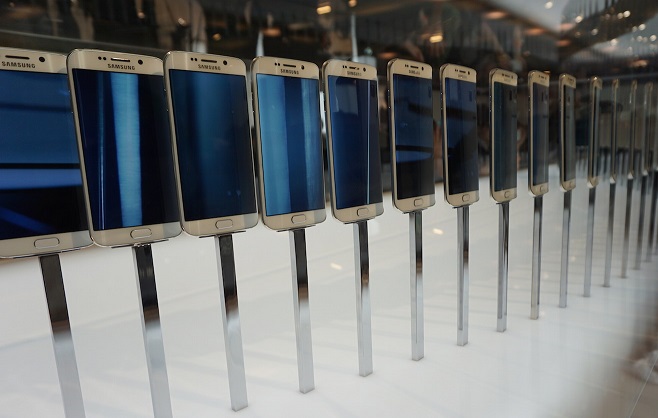 Samsung kompaniyasi Galaxy S6 va Galaxy S6 Edge smartfonlari ishlab chiqarish hajmini oshiradi