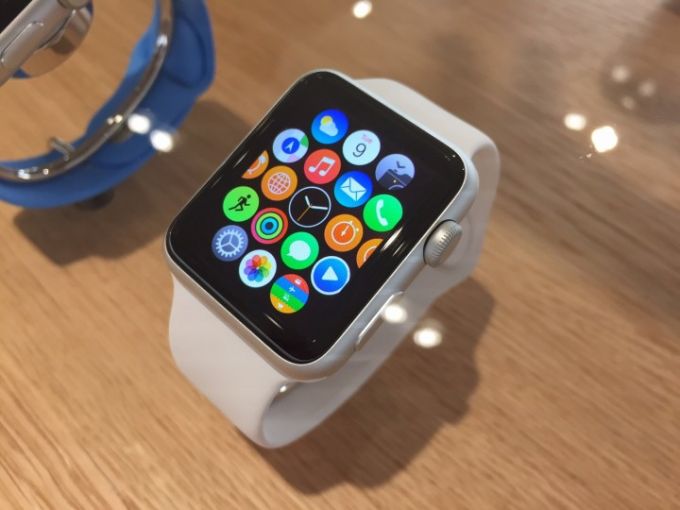 AQShda Apple Watch aqlli soatlariga bir kunda Android Wear soatlarining bir yil davomida sotilganidan ko‘proq buyurtma qabul qilindi