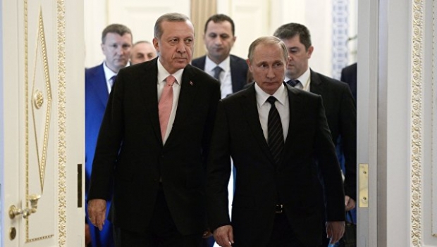 Rossiya va Turkiya delegasiyalari tushligi vaqtida Putin va Erdo‘g‘anning tasviri tushirilgan antiqa likopchalar payqaldi