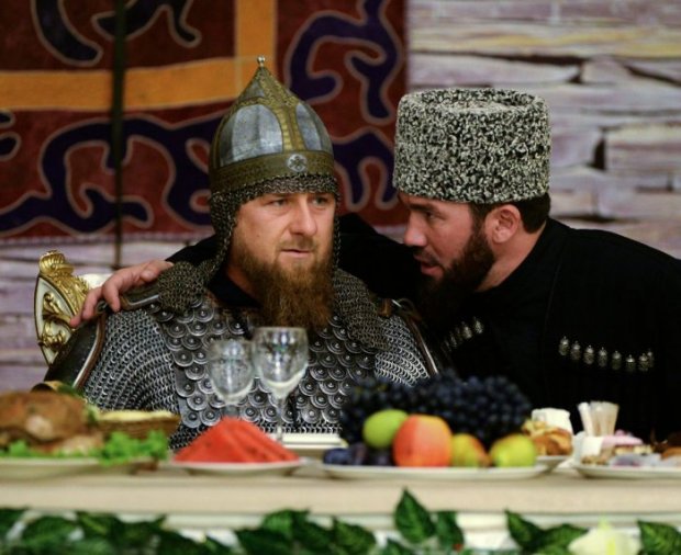 Ramzan Qodirov Chechen ayollari kuni bayramiga sovut kiygan holda tashrif buyurdi