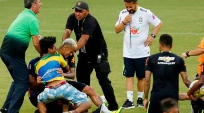 Braziliyalik muxlislar mashg‘ulot vaqtida Neymarga hujum qildi (Video)
