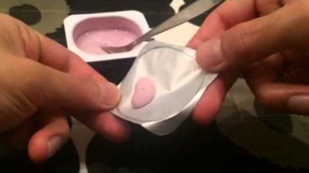 Идиш қопқоғига ёпишиб қолмайдиган япон йогурти видеоси чоп этилди