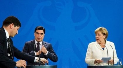 Turkmaniston prezidenti yordamchisining harakati Angela Merkelni hayratga soldi (Foto va video)