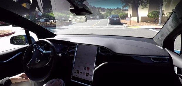 “Тесла”нинг тўла автоном автомобили мустақил ҳаракатланаётгани видеоси намойиш этилди