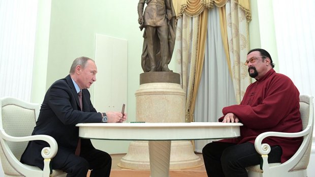 Aktyor Stiven Sigal Putindan orzu qilgan narsasini oldi