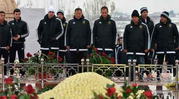 Futbolchilar Islom Karimov qabrini ziyorat qilishdi (FOTO)