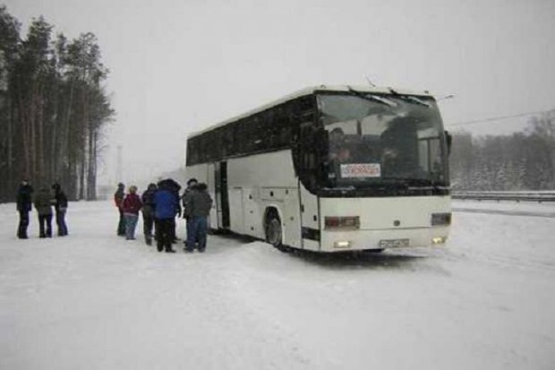 O‘zbekistonliklar Rossiya sovug‘ida 6 kun buzilgan avtobus ichida qolib ketishdi