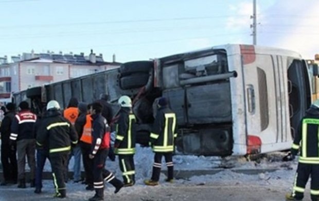 Turkiyada avtobus ag‘darilib ketishi oqibatida bolalar halok bo‘ldi va jabrlandi