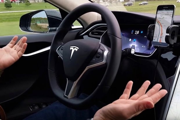 Tesla автопилоти ҳайдовчининг ўлимига айбдор эмас деб топилди