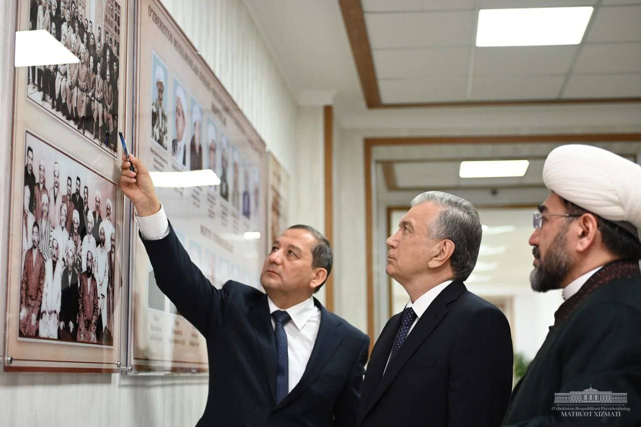 Шавкат Мирзиёев посетил высшее медресе Мир Араб