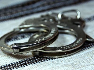 АҚШда вазни 18 кг келадиган 15 яшар қизнинг отаси ҳибсга олинди