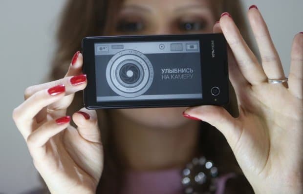 Rossiyada “YotaPhone 2″ning narxi 32 990 rubl bo‘ladi