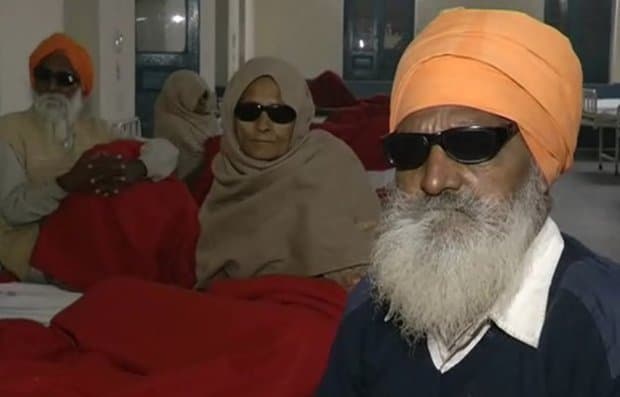 Hindiston mobil klinikalaridan birida o‘tkazilgan ommaviy ko‘z operasiyalaridan keyin 60 kishi ko‘r bo‘lib qoldi