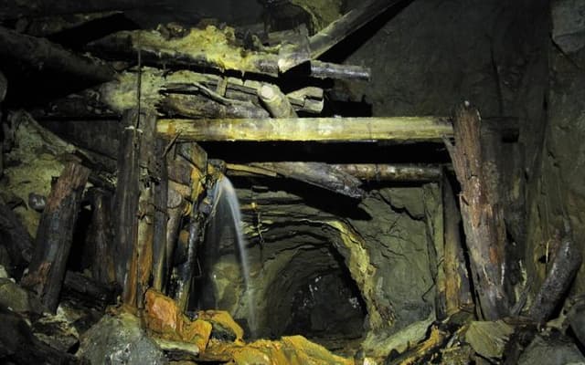 JARda oltin konida chiqqan yong‘in tufayli 486 konchi er ostida qolib ketdi