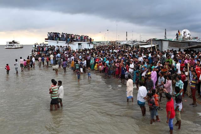 Bangladeshda daryo paromi ag‘darilishi natijasida 100 kishi bedarak yo‘qoldi