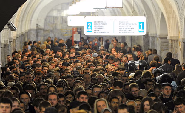 Москва метросида метродан чиқаверишда билетларни текшириш учун турникетлар ўрнатилади