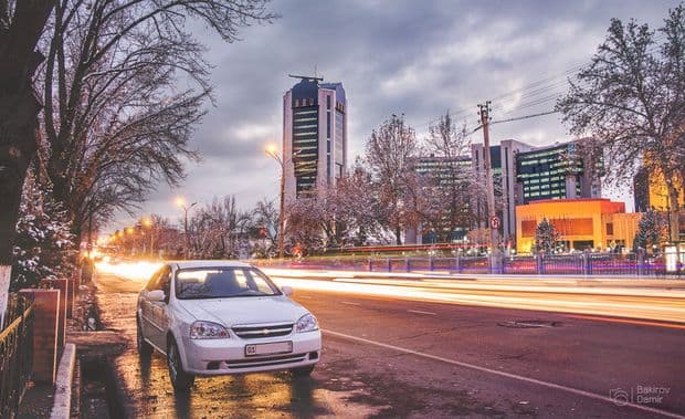 Toshkentda Lacetti’da o‘tirgan tadbirkorni olti talonchi do‘pposlab, pulini olib ketdi