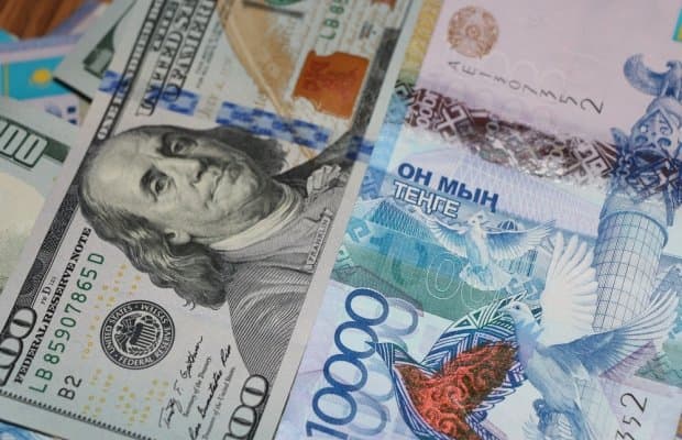 Қозоғистонда доллар курси янги тарихий рекорд қайд қилиб, 300 тангадан ошди