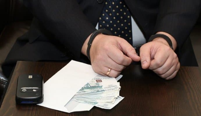 Бухоро муҳандислик институтининг бир қатор ўқитувчилари порахўрлик устида қўлга олинди