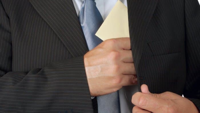 Yashnobodda kollej bo‘lim boshlig‘i o‘quvchidan 1 mln so‘m pora so‘rab, qamalib ketdi