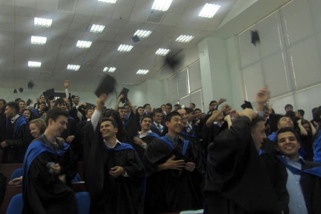 Toshkentdagi Vestminster universitetini 320 nafar bakalavr bitirib chiqdi