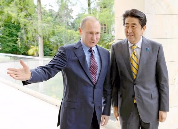 ОАВ: Абэ Путинга 8 пунктдан иборат иқтисодий ҳамкорлик режасини таклиф қилди