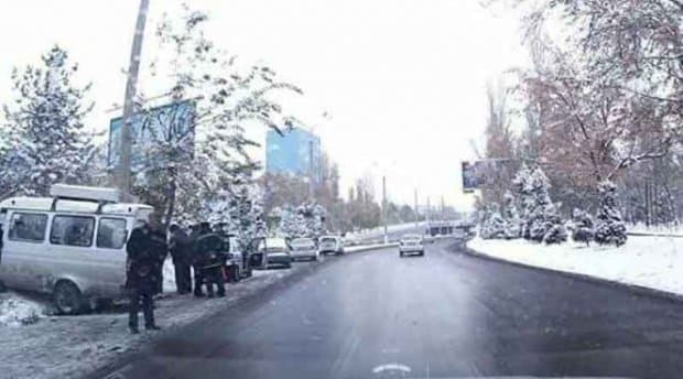 Пойтахтда йўловчиларни элтаётган «маршрутка» тўнкарилиб кетди