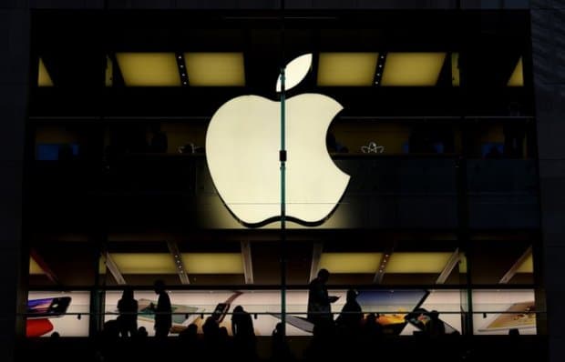 Apple эгилувчан дисплейга эга уч марта букланувчи iPhone учун патент олди