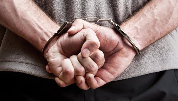 Ўзини ҳуқуқни муҳофаза қилувчи орган ходими деб таништирган товламачи қўлга олинди