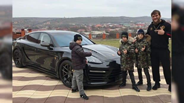 Рамзан Қодировнинг вояга етмаган ўғиллари мураббийларига Porsche Panamera совға қилишди