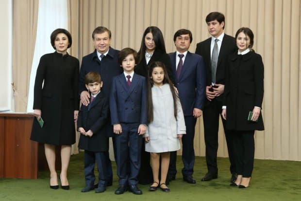 Kun fotosi: Shavkat Mirziyoyev saylov uchastkasida oila a’zolari bilan birga