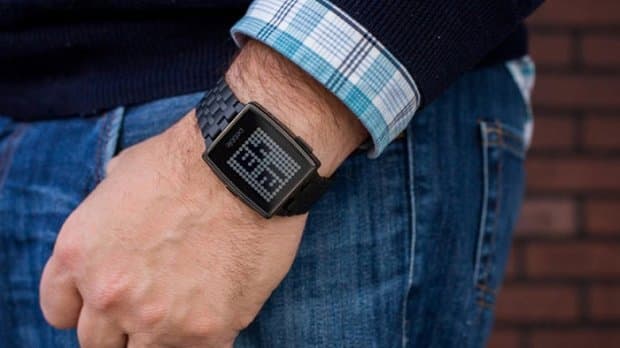 Fitbit ақлли соат чиқарадиган Pebble компаниясини сотиб олади