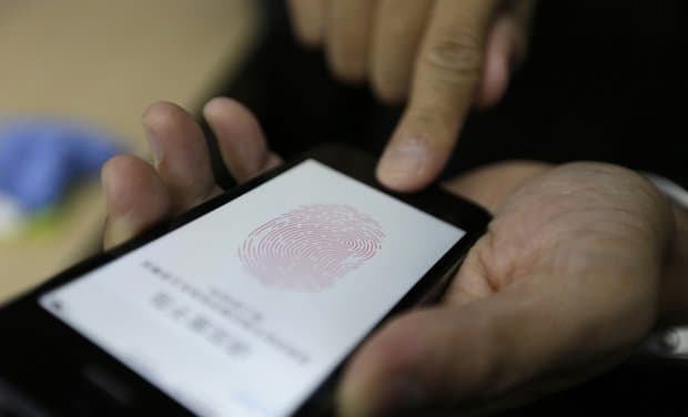 6 ёшли қизча бармоқ излари сканери смартфонни ҳимоя қилмаслигини исботлади