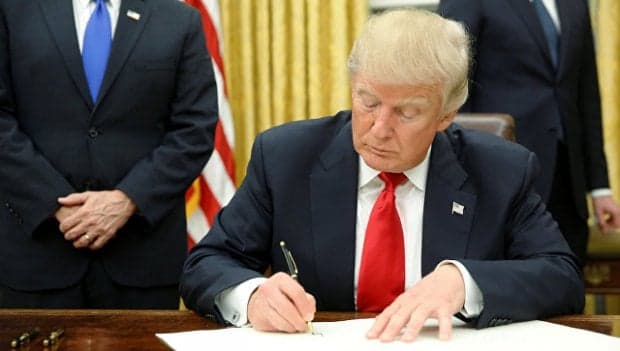 Трамп Obamacare ислоҳотини қисман тўхтатиб қўйди