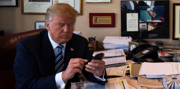 Хавфсизлик талаблари туфайли Трамп ўзининг Android смартфонидан воз кечишга мажбур бўлди