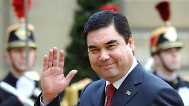 Гурбангули Бердимуҳамедов қурувчиларга гитара чалиб қўшиқ куйлаб берди (видео)