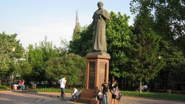 Moskvadagi o‘zbeklar Navoiy haykali poyiga gul qo‘yadi