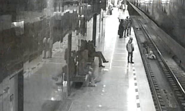 ​Екатеринбургда метро рельсига йиқилган болани бегона эркак қутқарди (Видео)