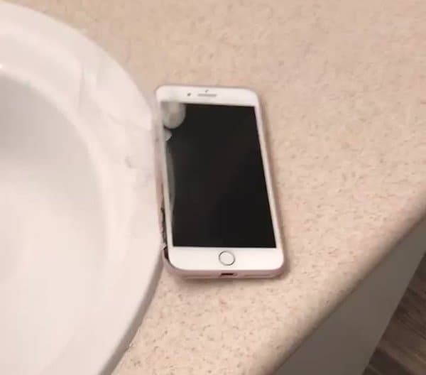 Америкалик аёлнинг iPhone 7 Plus смартфони портлаб кетди (Видео)