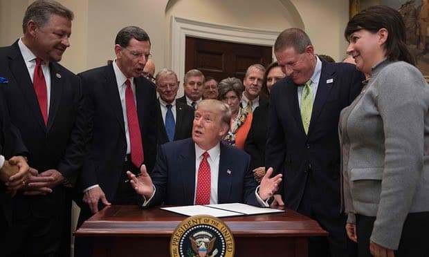 Трамп Обаманинг яна бир қонунини бекор қилди
