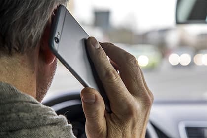 Yangi iPhone «suyuq metall»dan korpusga ega bo‘ladi