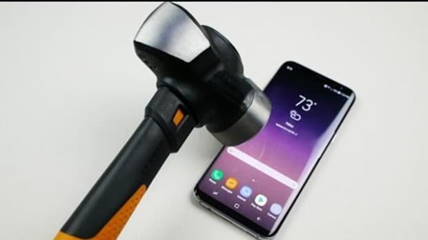 Samsung Galaxy S8 синов пайтида болға ёрдамида мажақланди (видео)
